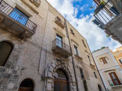 ...dove al civico 8 si staglia la facciata principale del Palazzo
